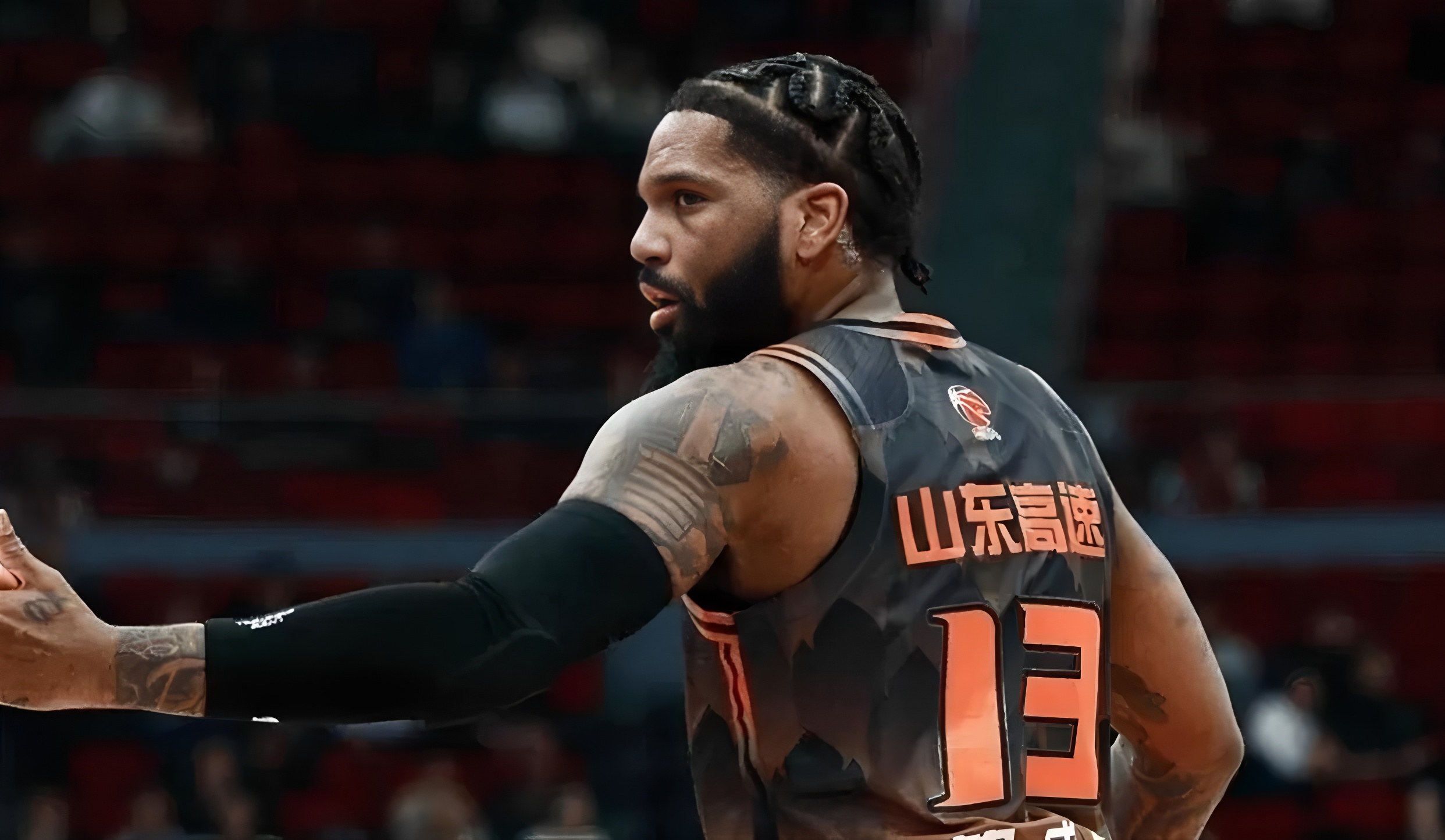 爱游戏-从窗口期费城76人主帅复盘到JackeyLove在勇士比赛中精彩发挥，风云突变广厦男篮关键时刻远射贴柱