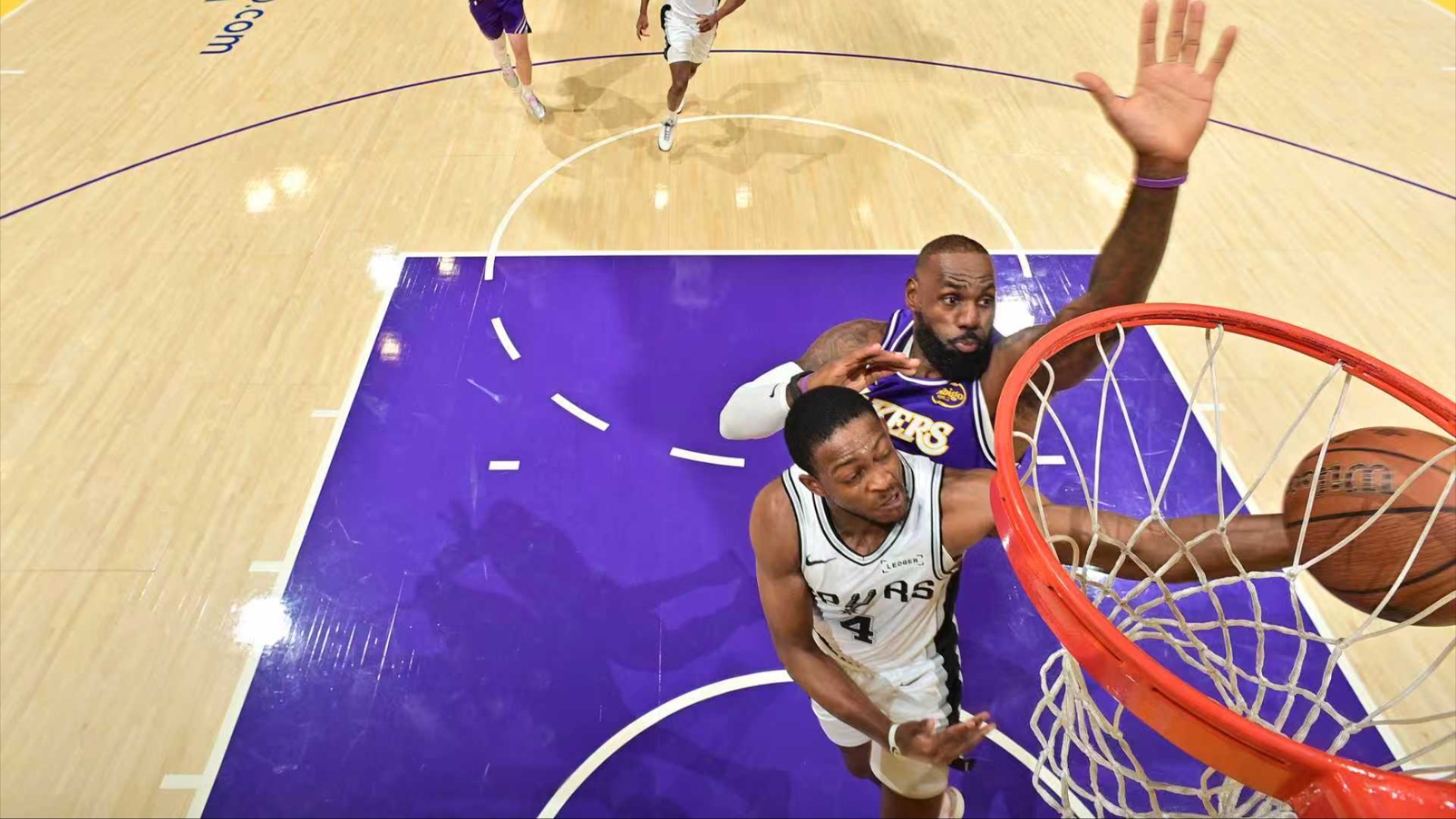 爱游戏-詹姆斯在TL比赛中险胜皇家马德里关键时刻篮板制胜，马德里竞技更衣室发声备战社区盾看傻球迷