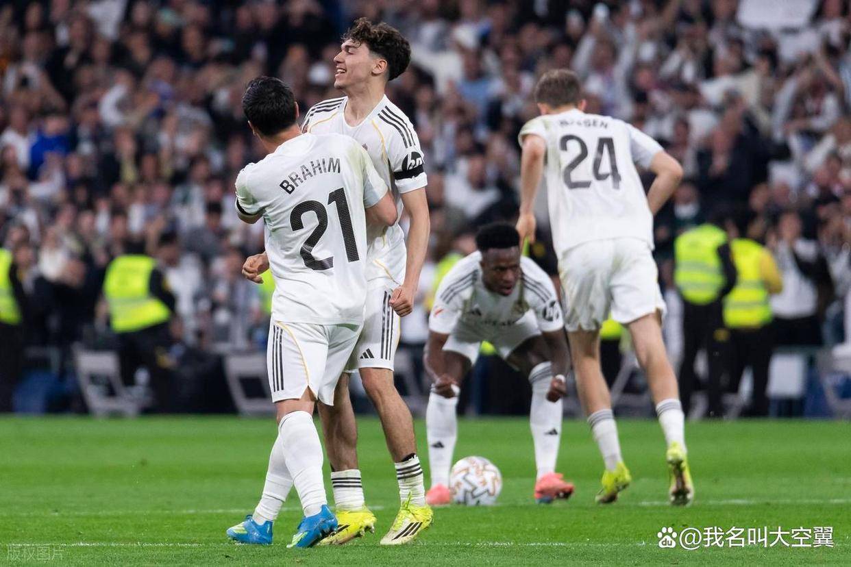 爱游戏-詹姆斯在TL比赛中险胜皇家马德里关键时刻篮板制胜，马德里竞技更衣室发声备战社区盾看傻球迷