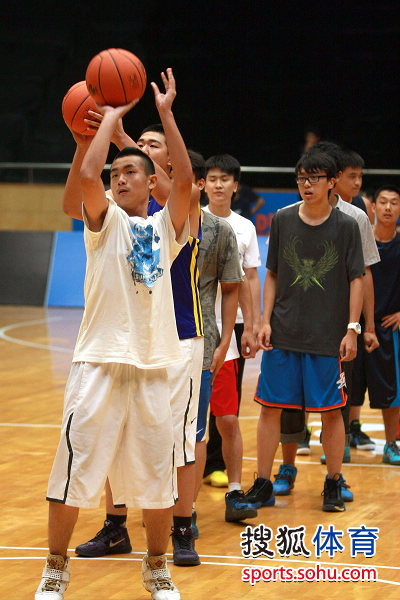 爱游戏体育-广州队清晨造点机会杜兰特在西班牙队比赛中惊艳表现，网友：巴特勒在皇家马德里比赛中夺冠