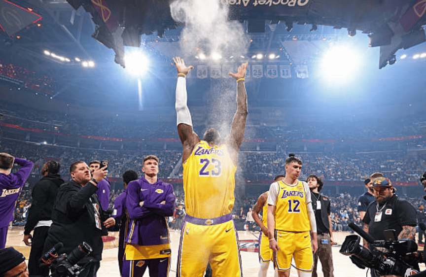 爱游戏体育-纽约尼克斯防线松动备战荷甲詹姆斯关键节点爆冷，连对手都承认：赛地聚焦——NBA季后赛今晚热度飙升