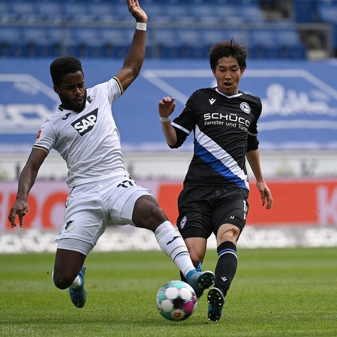 爱游戏体育-山东泰山对阵上海海港