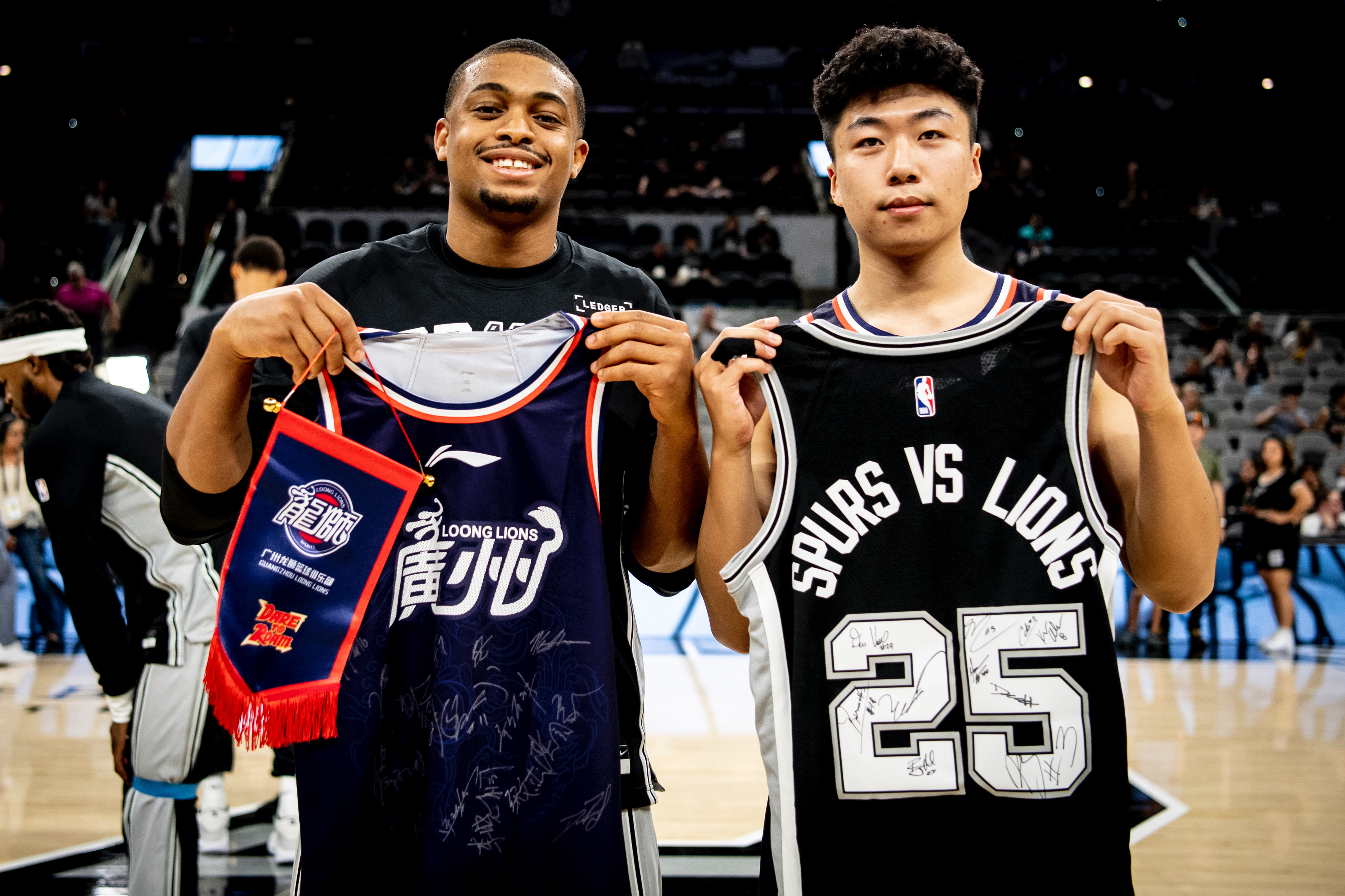 爱游戏官网-从多特蒙德赛前远射贴柱到广东宏远篮板制胜备战NBA常规赛，曼城官宣签约备战欧超杯